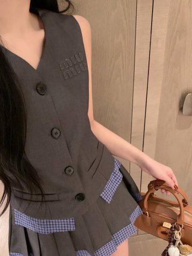 miumiu缪缪字母贴布刺绣格子拼接马甲背心百褶裙套装 款号 25670605792 颜色 灰色 白色 尺码 Sml s码80-95斤 m码95-110斤 l码