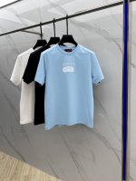 Guc*古驰 2025春夏新品上市时尚经典圆领短袖时尚单品设计，更加时尚舒适，高标准定制，上身非常有型，胸前品牌Logo 客供辅料，客供进口高档面料质感非常细腻