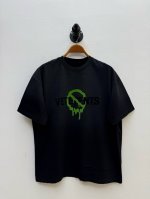 vm 渐变水洗做旧破洞圆领T恤 代工厂p出品 春夏系列 单品延续了品牌标志性的解构主义设计语言 以 破坏美学 为核心 通过融化的绿色禁止标志印花传递反叛态度 隐