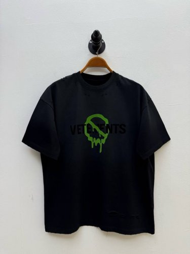 vm 渐变水洗做旧破洞圆领T恤 代工厂p出品 春夏系列 单品延续了品牌标志性的解构主义设计语言 以 破坏美学 为核心 通过融化的绿色禁止标志印花传递反叛态度 隐