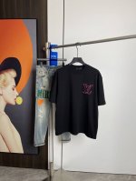 Lv2025夏季新品短袖T恤 一比一原版刺绣印花.三标齐 简约百搭款 纯棉面料.穿着透气舒适 黑白两色 微阔版型.男女同款 码数 M-Xxl M码可以穿到140