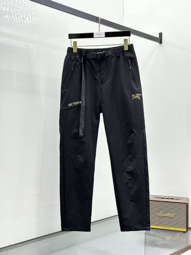 始祖鸟春夏25Ss休闲裤金典再次出现，原单订制高品质时尚休闲裤。超级百搭款。独家定制面料，挺阔有型，贴身舒适。原版定制专柜最新五金辅料。超靓版型、上身显腿修长，