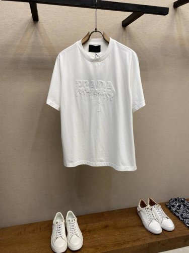 prada，普拉达3D压花刺绣棉质半袖T恤 男女皆可驾驭！ 仅限干洗或反面包裹洗衣袋快速冷水机洗自然晾干！忌温热水浸泡手洗手搓 尺码：S-Xl