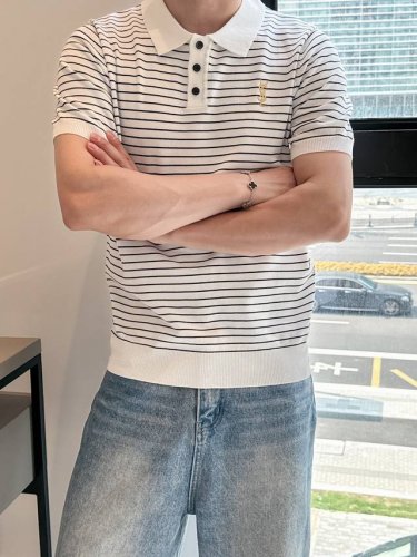 圣罗兰 2025 新品短袖Polo，帅气时尚，顶级定位顶织字母Logo，简约百搭款。面料针织 不仅挺括，保持潮流的廓形，又穿着舒适，纱织更细腻，码数M-3Xl