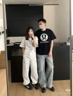高品质 品名：Lululemon 24Ss春夏新款 3D字母图案硅胶印花男女同款圆领纯棉短袖T恤 版型；宽松版 面料：330G全棉精梳棉 颜色： 黑色-白色 尺