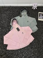 Kailas凯乐石女款黑胶防晒大帽檐网孔拼接斗篷式宽松防晒衣 还在为炎炎夏日的防晒难题发愁？Kailas凯乐石女款黑胶防晒衣，以硬核科技与创新设计带来全方位防护