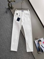 Lv2025夏季新品修身牛仔裤长裤，采用进口客供日本Denim平纹棉质牛仔面料梭织生产，三标齐全，简约不失大气，柔软细腻舒适，上身百搭时尚 码数：28-38 下