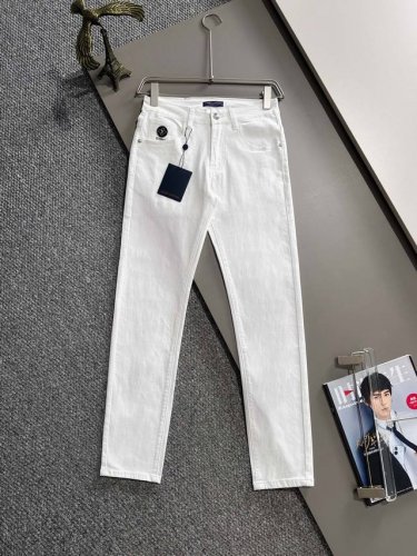Lv2025夏季新品修身牛仔裤长裤，采用进口客供日本Denim平纹棉质牛仔面料梭织生产，三标齐全，简约不失大气，柔软细腻舒适，上身百搭时尚 码数：28-38 下