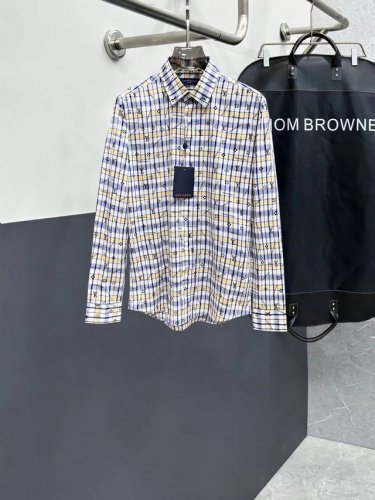 春夏爆款， Lv 高端品质. 2025专柜最新爆款衬衫出货 巴黎专柜同步发售！精选意大利进口定制精棉衬衣面料搭配最新款，胸前的精致品牌刺绣设计和背后的品牌英文时