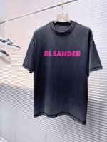 Jil* 顶级货品2025春夏新款首发专柜最新款短袖圆领T恤 高端订制 设计前卫时尚！品牌Logo重工艺设计 高端定制260克面料.手感柔软.穿着舒适.专柜级别