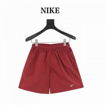 nike耐克夏季经典小勾子休闲运动宽松短裤 质感十足 简单的短裤细节非常复杂 上身的舒适性 透气性非常好 休闲 运动皆可 炎热夏季必备单品 size:S-Xl