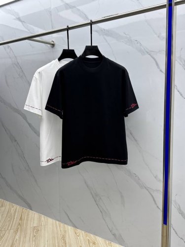 Dior 迪奥 2025Fw春夏新品圆领打底外穿T恤，立体感Logo微廓形半袖活性纯棉打底T恤，棉，手感面糯有骨感，柔而有韧性。工艺处理，韧性和抗皱性能得到大幅