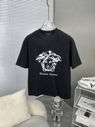 Versace范思哲 2025Ss春夏最新款短袖T恤出货啦 2025新款T恤 高版本专用面料 高克重 260G 纯棉面料 上身舒适不失挺阔 针脚刺绣工艺 数字印