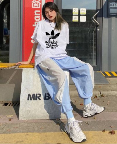 上新！Adidas阿迪达斯三叶草经典小标，超级吸睛！ 情侣款圆领短袖T恤，全部采用上等原料，质感好颜色鲜明！ 这种款式上身回头率超高！基础款的圆领Tee,男女均