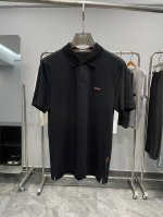 ez夏季出品新款男士轻商务休闲短袖Polo衫！一粒扣V字领，每年都暴单的款，超级经典百搭，版型真的很棒，包容性很强，翻领设计商务休闲都可轻松驾驭。也非常适合成功