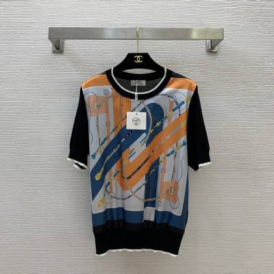 款号G25051348 跑量推荐Herme*S新款定制仿真丝缎面拼接后片针织面料、H家撞色印花时尚百搭P弹力针织衫P！黑 黄 米白，均码 胸围106，袖长27，