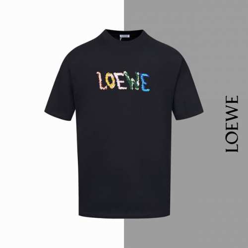 款号#Z39 罗意威彩色字母刺绣圆领短袖 Loewe 官网一致款式 面料：32支双纱280克纯棉面料 同缸同色织染螺纹 颜色一致 工艺：进口机器饱满万针字母刺绣
