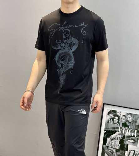 Givench*Y 纪梵希2025Ss蛇年限定款印花短袖T恤，25春夏新款的百搭单品。以其简约而精致的设计，再次向时尚界展示了这个经典品牌的魅力。黑白蓝调的运用