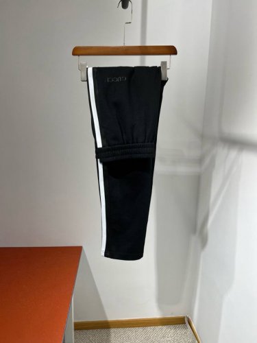 新款 Gu**抽绳小直筒休闲裤 代工厂p出品 春夏新品 质地柔软舒适 纯棉质感 亲肤舒爽 悬垂感好 尤显身姿挺拔 介于运动与休闲裤之间 有弹性不易变形 松紧腰