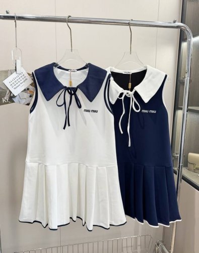 品名：Mium*U 撞色娃娃领系带无袖百褶连衣裙 尺码：S.M.L 颜色：白色 藏青色 狠温柔很清纯的一条百褶连衣裙～穿上这条有种Cd里面的回忆感，蛮日常的小精