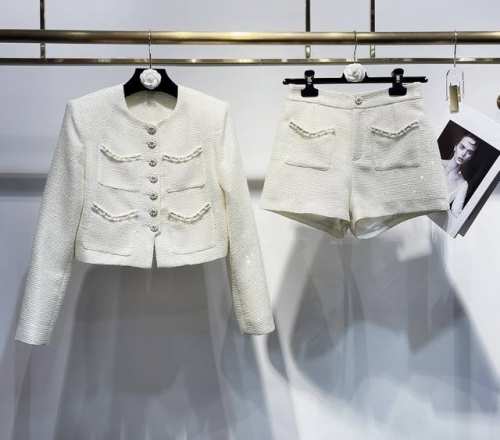 p510 上新——独家高定套装首发 25Ss Miumi*独家新款高级感重工钉珠亮片小香名媛套装，颜值超高的一款套装 颜色也是奶Huhu的那种 清新淡雅 很适合