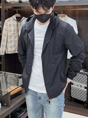 主推 prada 2025Ss早春新款发布普拉达连帽夹克外套，春款外套！穿上就是舒适自在又显瘦的存在，慵懒而随性，结合干净简单的色系就特别耐看，适合日常穿着~倾