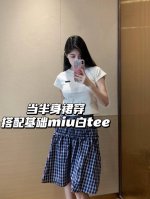 上新 套装 Miumi* 谬谬 版型整体是A字伞裙套装～ 同时也可以当抹胸穿 造型多变 非常百搭 腰头内装细橡筋 整个腰部位置做了打揽设计 有包裹不会滑落 腰截