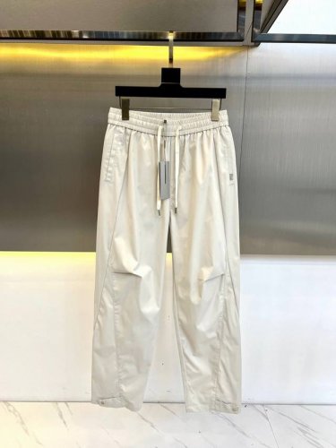 Dio迪奥-高街机能风伞兵工装裤褶皱直筒裤。25Aw新品系列第一款长裤，手感舒适、有轻微的抗皱性且面料弹性较好，这样的面料质感使得整条长裤的轮廓更加流畅，可高度