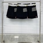 短裙 Tb色织四杠百褶裙 高腰前短后长设计， 显腿长，显腰身线条；无敌百搭款， 重边织带、订织四杠，藏蓝色搭配金币船锚纽扣， 开模三色拉链头；精致到细节， 内里