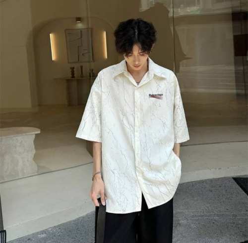 巴黎世家Balenciaga 理肌感扎染黑色系衬衫短袖情侣同款 采用复合抗皱面料 立体有型！采用立体万针刺绣！ 百搭舒适更透气 最主要是版型裁剪非常整齐 做工精