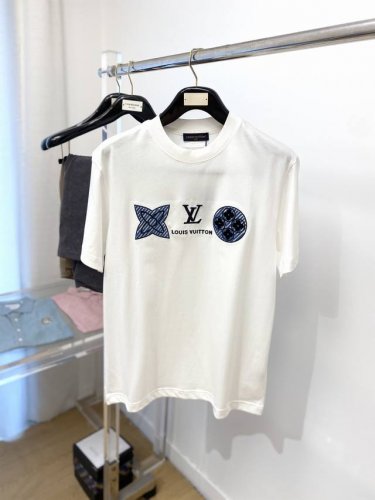 路易威登、2025最新款短袖T恤，帅气时尚，胸前精致刺绣图案Logo，简约百搭款。面料棉 不仅挺括，保持潮流的廓形，又穿着舒适，纱织更细腻，码数S-Xxl