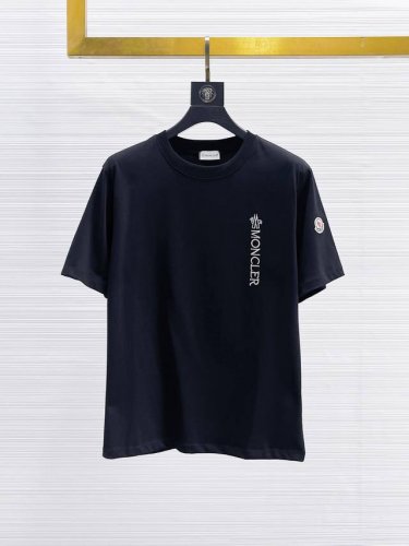 蒙口 三标齐全。 2025夏季新款最新品短袖，专柜同步有售，原单狠货，时尚进口原版科技面料，上身舒适透气，原版定制五金辅料，上身帅气有型，三标齐全，推荐款，档次
