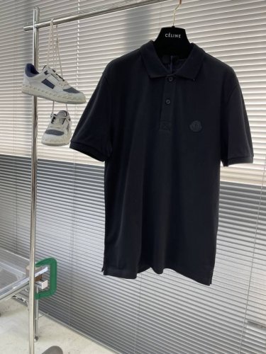 Mon 25早春夏新款polo短袖，这款polo衫采用高端棉质珠地面料制成，是适合各种季节的隽永设计单品。经典款式，胸前饰有经典硅胶标识，贝店纽扣刻有蒙家英文字