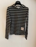 cc Vintage新款连帽衫 这款连帽条纹修身长袖打底衫以弹力棉混纺面料打造 黑白撞色细条纹设计凸显时尚感 连帽抽绳增添街头气息 立体剪裁贴合身形 可单穿或叠