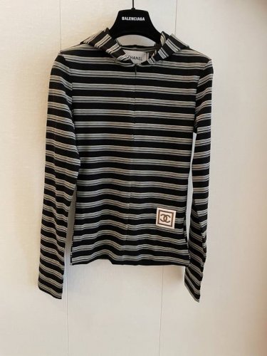 cc Vintage新款连帽衫 这款连帽条纹修身长袖打底衫以弹力棉混纺面料打造 黑白撞色细条纹设计凸显时尚感 连帽抽绳增添街头气息 立体剪裁贴合身形 可单穿或叠