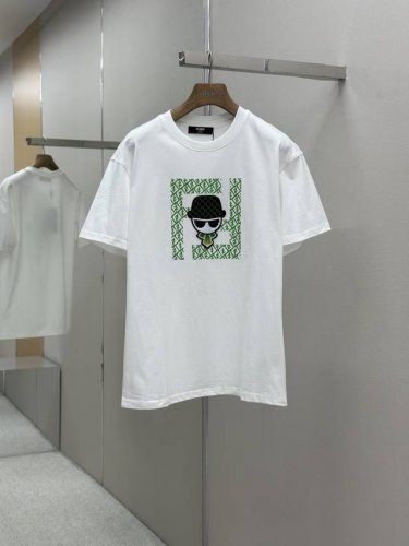 fendi 25Ss春夏新款首发专柜最新款短袖圆领T恤 高端订制 设计前卫时尚！品牌Logo重工艺设计 高端定制230克面料.手感柔软.穿着舒适.专柜级别精致车