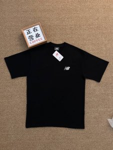 顶端刺绣品质新百伦New Balance黑色基础款短袖宽松男女同款情侣款 采用抗菌260克新疆长绒棉重磅面料 透气舒适 怎么洗都不起球透气轻柔的短袖，让您穿着舒