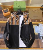 巴宝莉 春季新款夹克外套，秀场新品品相非常完美，舒适保暖，三标齐全色泽饱满诱人，非常出彩的设计，轻松将时髦感进阶，做工极为考究严谨，走线工整细致！大牌设计师巨作