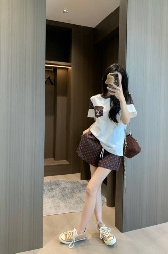上新 Louis Vuitto* 驴 25Ss夏季新款老花拼接短袖T老花短裤套装 独家上新 定制开模印花工艺 口袋刺绣撞色拼接 休闲舒适版型 让青春活力立显 细