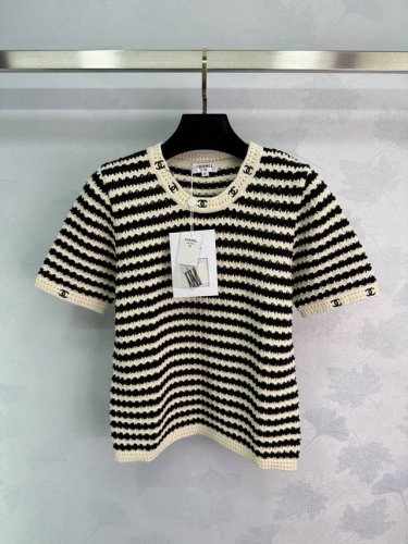 P200Chane*25新品！高级黑白配色织边字母撞边上衣，减龄且时尚，超级百搭！撞色边字母Logo设计，绣饰奢华又高级。经典圆领修身版型百搭不挑人时髦又高级