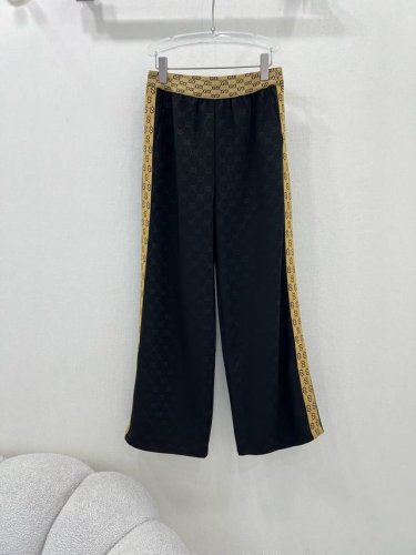 Gucc* 25夏季新款满幅老花双G字母暗纹印花阔腿长裤 腰头卡其Logo弹力织带 裤身两侧也是织带设计 整体计拉长人体比例 休闲直筒裤 丝滑舒适 百搭单品 ！