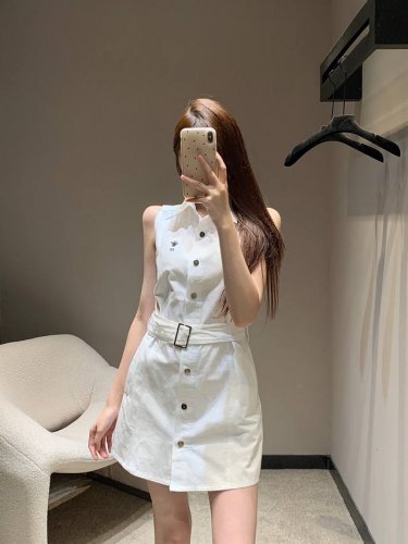 Dio* 25Ss春夏新款 蜜蜂刺绣腰带牛仔背心连衣裙丨独家高版出品 时髦精必收单品拍照凹造型也是酷到不行炒鸡洋气的翻领设计 恰到好处的收腰版型 上身超级显身材