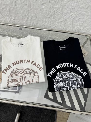 The North Face 北面 25Ss Tnf夏季胸前汽车印花男女情侣短袖T恤 小红书热门爆款 明星网红同款穿搭 男女日常通勤穿搭必备单品 高品质260克