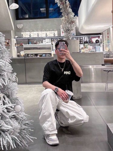 马吉拉家 2025春夏新款首发专柜最新款短袖圆领T恤 高端订制 设计前卫时尚！品牌Logo重工艺设计 高端定制面料.手感柔软.穿着舒适.专柜级别精致车线.做工精