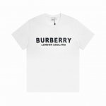 Burberry 巴宝莉 胸前字母印花Logo短袖 领口罗纹采用1X1拉架螺纹，字体饱满，字体颜色与Zp无色差，超级经典的款式。 颜色、黑色.白色 Size：X