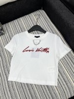 爆款现货 原单品质 Lv* 2025新品圆领刺绣 高腰短版型 定制Yb全棉材质 透气舒适 质感十足 凸显品牌格调 采用克重纯棉制成 略带有弹力 呈现显瘦视觉效果