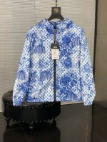 lv 超值超爆2025最新款夹克 外套代购级专柜原单简约时尚从容百搭大气优雅高科技记忆聚酯面料不易起皱快速复原奢华如新防风防水速干五金洗水唛显眼的品牌标志做工细