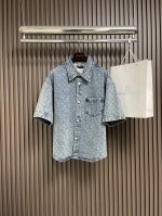 上衣P310 短裤P270 lv 2025Ss新款牛仔短袖衬衫短裤套装，以撞色 Monogram 提花织纹升级经典卡车廓形，并借珠光纽扣演绎丹迪风尚，轻松成就跨
