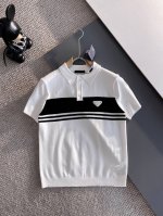 prada普拉达 2025 新品短袖Polo，帅气时尚，顶级定位顶织字母Logo，简约百搭款。面料针织 不仅挺括，保持潮流的廓形，又穿着舒适，纱织更细腻，码数M