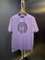 Versace 顶级复刻 范思哲 25Ss春夏新品印花圆领短袖T恤，正面品牌字母标识印花设计，打造男士基本款单品，为男士衣橱注入新意。采用80支双股丝光棉面料制